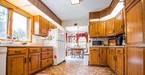 Refrigerador, microondas, lavavajillas y cafetera y tetera