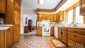 Una cucina con mobili in legno, un fornello e un lavello.