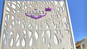 El exterior del Hotel Berry's, con una fachada distintiva que presenta recortes geométricos.