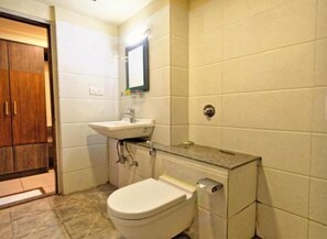 Shower, rainfall showerhead, free toiletries, towels