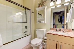 Duschwanne, Haartrockner, Handtücher, Seife