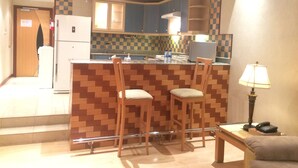 Fridge, microwave, electric kettle, cookware/dishes/utensils - Excelsior Luxury Apartments (Manama)