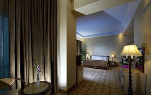 Shower, free toiletries, hair dryer, slippers - Excelsior Luxury Apartments (Manama)