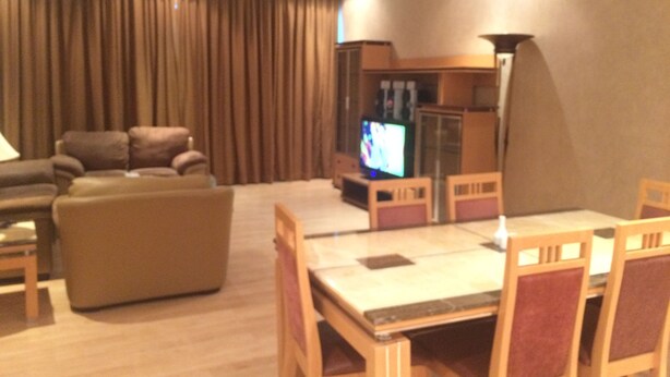 Flat-screen TV - Excelsior Luxury Apartments (Manama)