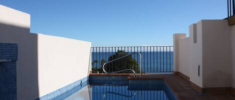 حمّام سباحة مُدفَّأ