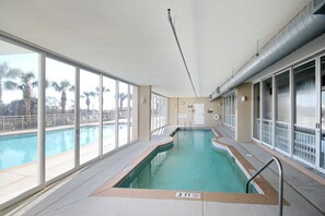 Una piscina cubierta, una piscina al aire libre