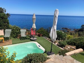 Outdoor pool, a heated pool - Very bright, spacious air-conditioned house with terraces and 180° sea view SPA (Sari-Solenzara)