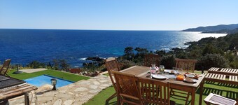 Sehr helles, geräumiges Haus mit Terrassen und SPA 180 ° Meerblick!