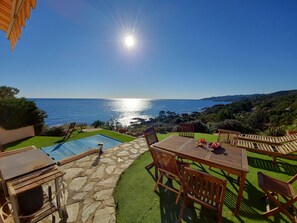 Outdoor dining - Very bright, spacious air-conditioned house with terraces and 180° sea view SPA (Sari-Solenzara)