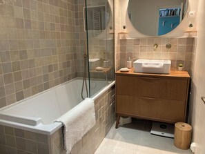 Combined shower/tub, hair dryer, towels, soap - Very bright, spacious air-conditioned house with terraces and 180° sea view SPA (Sari-Solenzara)
