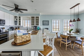 Fridge, microwave, oven, stovetop - Fish From Your Own Private Dock, Tranquil Bay Views and Perfect Sunsets (Freeport)