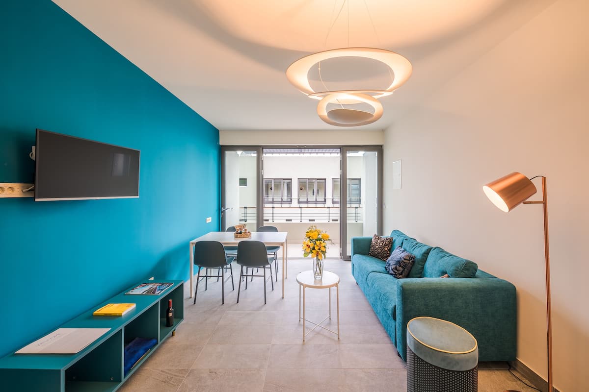 Suite Junior, plusieurs lits | Coin séjour | Télévision LCD