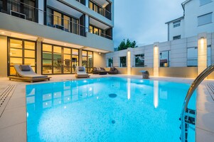 Una piscina al aire libre de temporada
