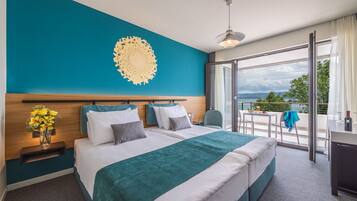 Kamar Double atau Twin Superior, 1 Tempat Tidur Queen, pemandangan laut terbatas | Area keluarga | TV LCD