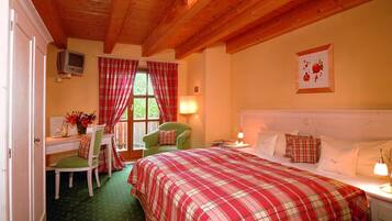 Skrivebord, strykejern/-brett og barnesenger (inkludert)