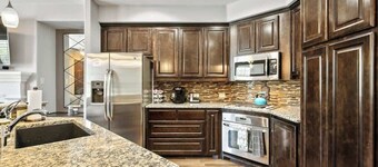 Luxurious Townhouse across from Legacy West