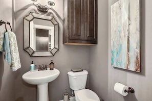 Shower, hair dryer, shampoo - Luxurious Townhouse across from Legacy West (Plano)