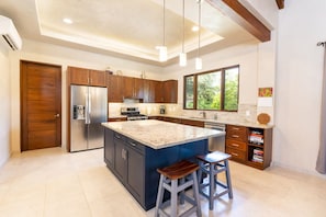 Een koelkast, een magnetron, een oven, een kookplaat