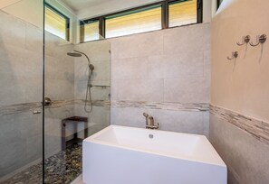 Bathtub, hair dryer, towels, soap - Spacious Villa + Private Pool in Hacienda Pinilla - Fabulous for families! (Tamarindo)