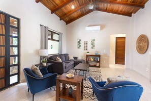 Books - Spacious Villa + Private Pool in Hacienda Pinilla - Fabulous for families! (Tamarindo)