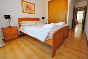 2 bedrooms, iron/ironing board, travel cot, free WiFi