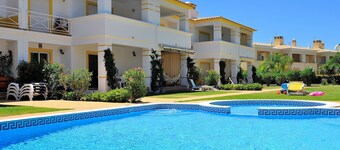 Rustige locatie, direct tegenover het zwembad, tuinen en Millennium Golf