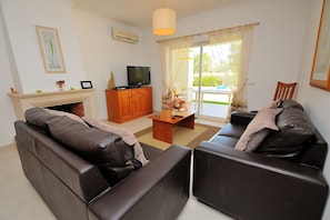 Fernseher, Videospiele, DVD-Player, Bücher