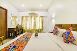 Desk, rollaway beds, free WiFi