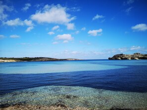Vlak bij het strand, ligstoelen