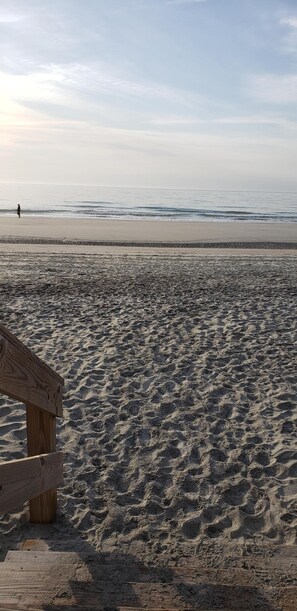 Playa en los alrededores, camastros y toallas de playa 