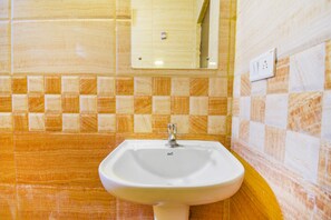 تجهيزات دش، دُش غزير، مستلزمات مجانية للعناية الشخصية، مناشف