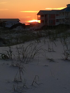 Exterior - Updated 2/b2/b condo with great ocean view & 2 beach chairs & umbrella included (Gulf Shores)