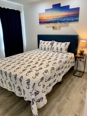 3 habitaciones, tabla de planchar con plancha y cuna de viaje 