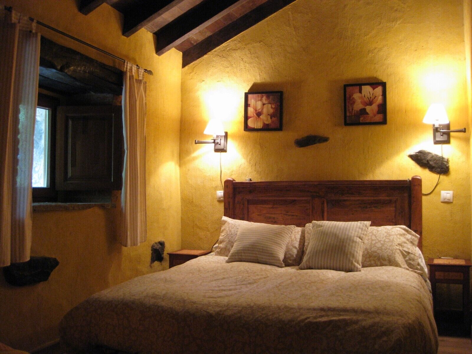 2 quartos, ferros/tábuas de passar roupa, berço de viagem