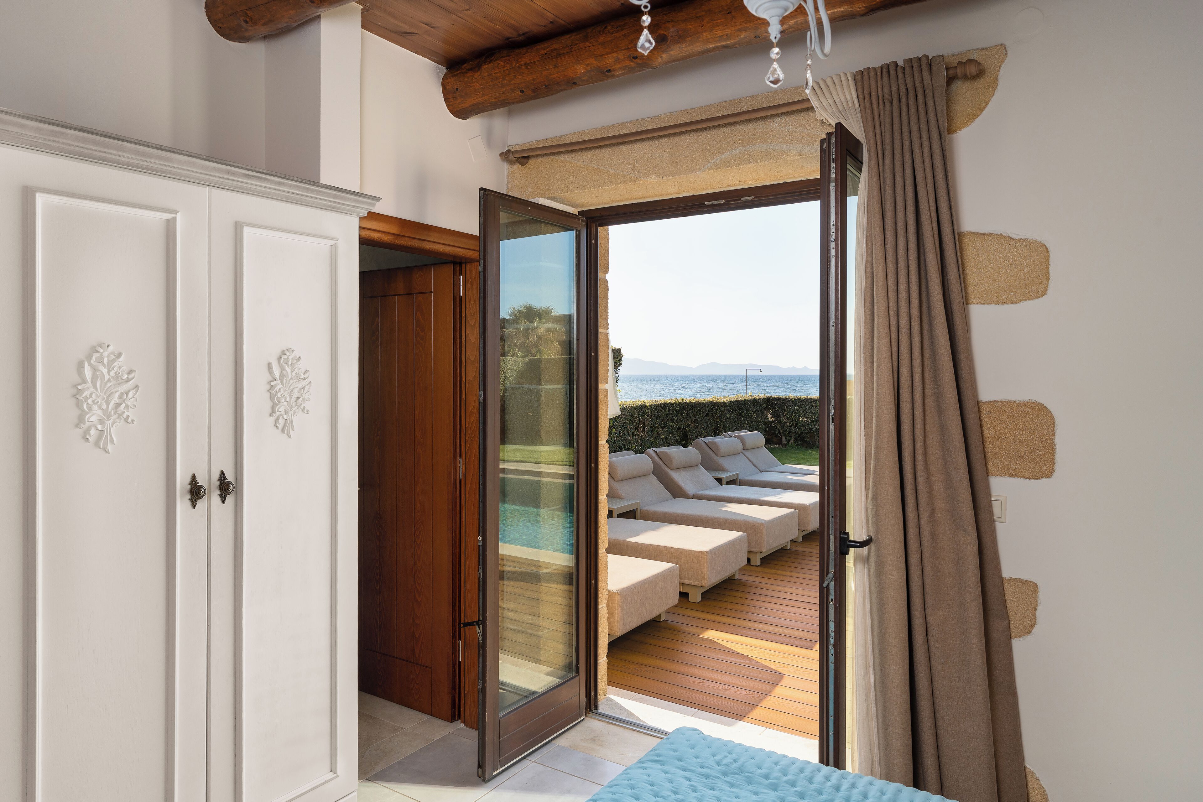 3 chambres, coffres-forts dans les chambres, bureau