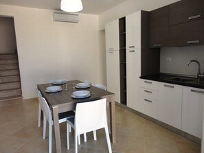 Apartment, 3 Schlafzimmer | Essbereich im Zimmer