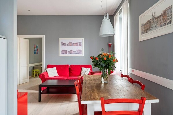 Interior - Walking to Trastevere (Roma)