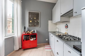 Køleskab, mikrobølgeovn, kogeplade, opvaskemaskine