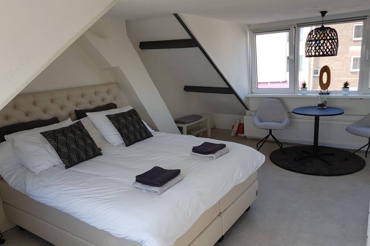 Estudio Confort, 1 cama de matrimonio, vistas al mar | Zona de estar | Una televisión de pantalla plana