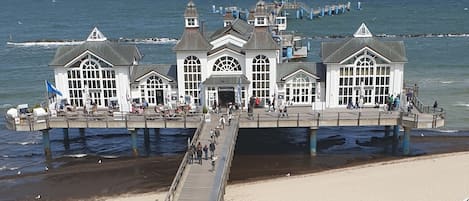 Beach nearby, sun loungers, beach towels