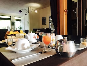 Tägliches kontinentales Frühstück (9 EUR pro Person)