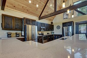 Réfrigérateur, four à micro-ondes, un four, surface de cuisson