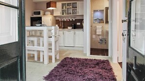 Appartamento Comfort, vista cortile | Cucina privata | Frigorifero, microonde, forno, piano cottura