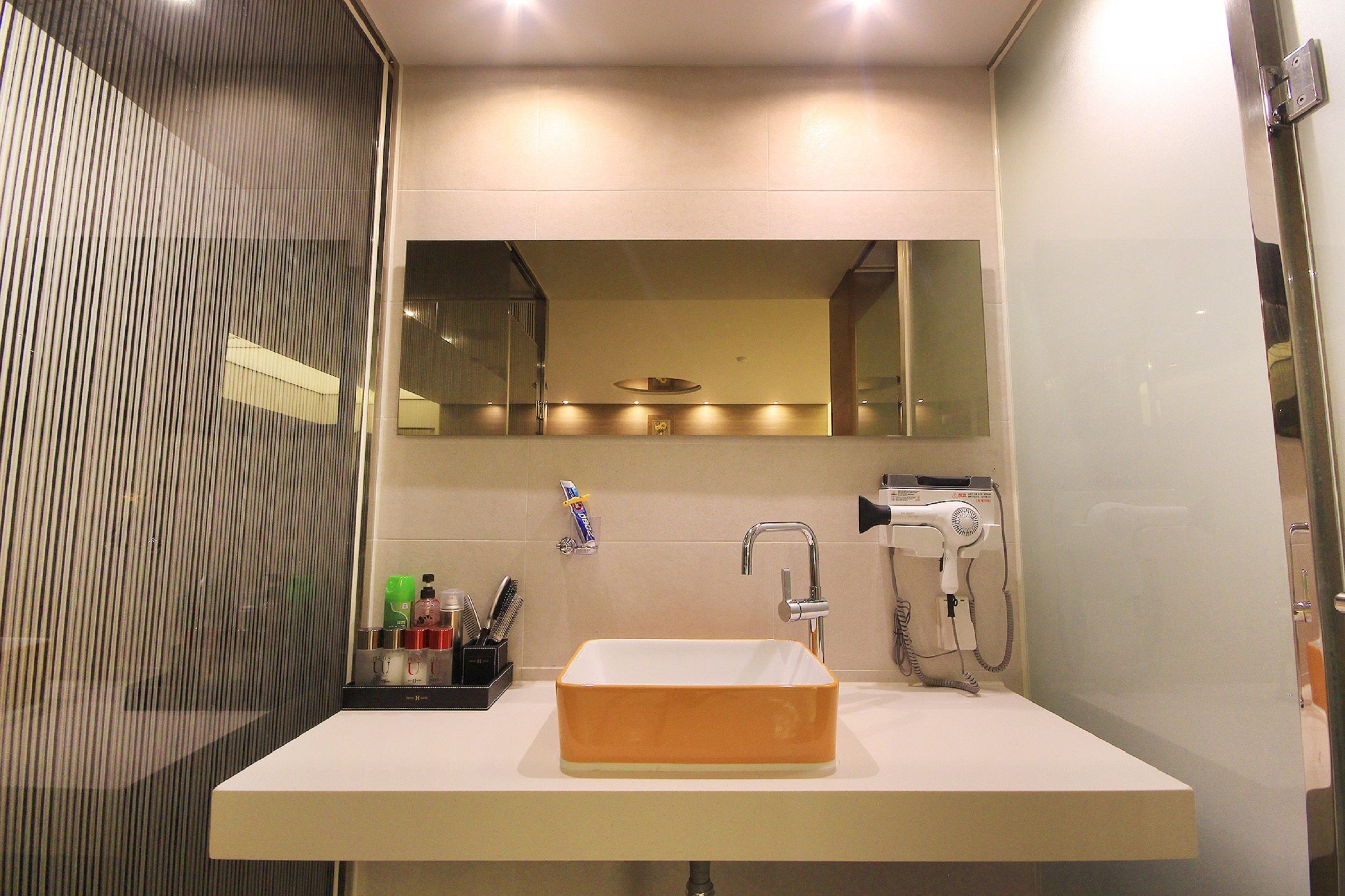 Business Twin Room - Styler in room, Smoking/Non smoking will be assigned upon check-in | Bathroom | Free toiletries, hair dryer, bathrobes, slippers