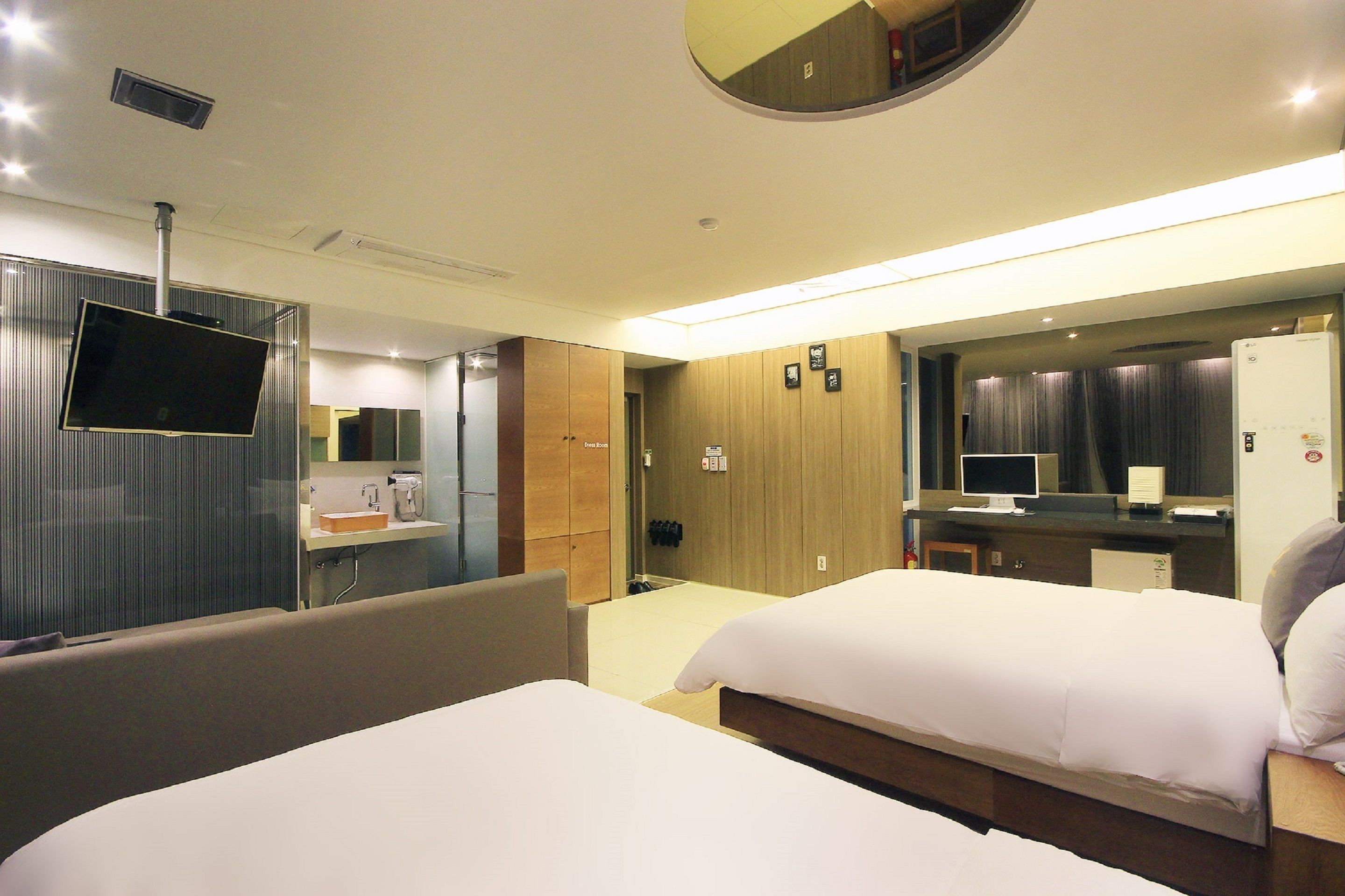 Business Twin Room - Styler in room, Smoking/Non smoking will be assigned upon check-in | Desk, free WiFi, bed sheets