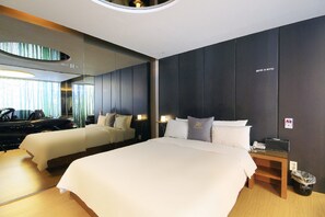 Theme Room - CAR, Styler in room, Smoking/Non smoking will be assigned upon check-in | Desk, free WiFi, bed sheets - H Drive Hotel (Iksan)