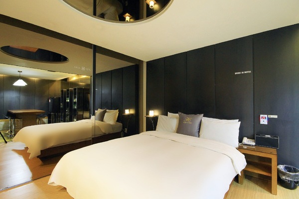 Theme Room - BAR, Styler in room, Smoking/Non smoking will be assigned upon check-in | Desk, WiFi (free), bed sheets