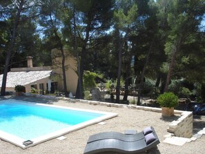 Piscina a l'aire lliure de temporada i gandules 
