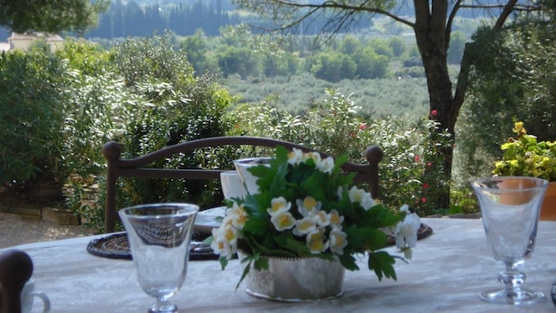 A table set outdoors with a view of a mountainous landscape. - Lou Ventoulet (Mouries)