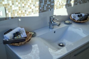 Chambre Familiale, vue ville | Lavabo de la salle de bain